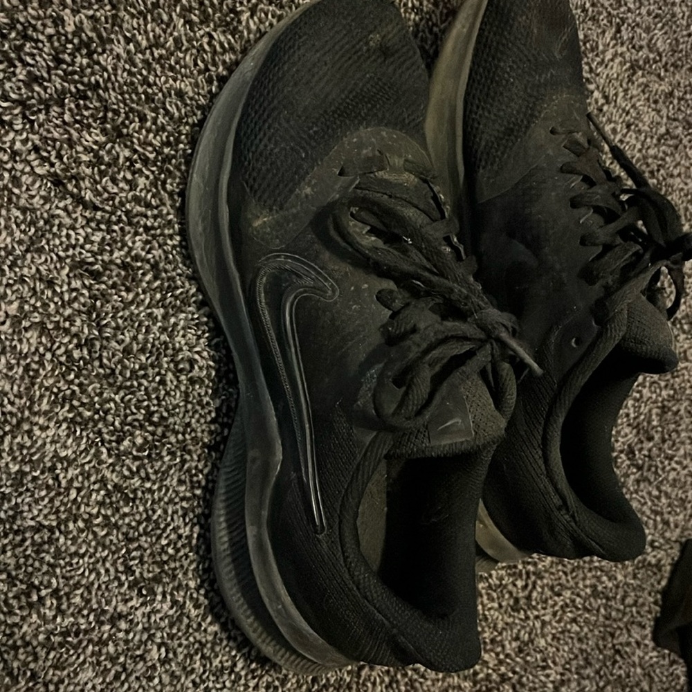 Men’s black Nike tennis shoes
